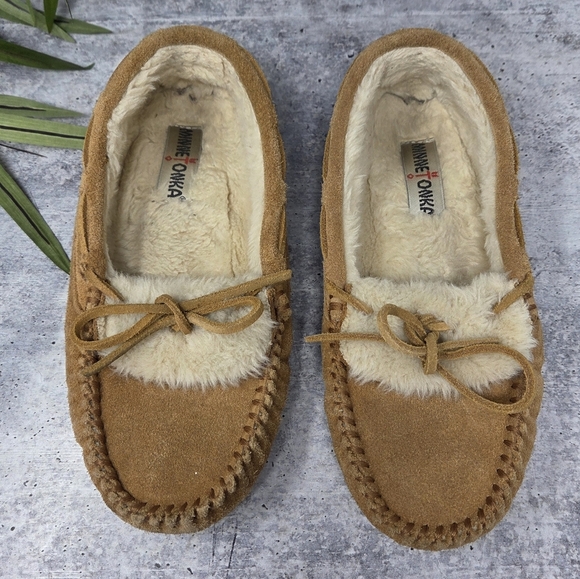 Minnetonka | Tan Leather Moccasins Slippers with Faux Fur Lining Womens Size 9 - Picture 11 of 11